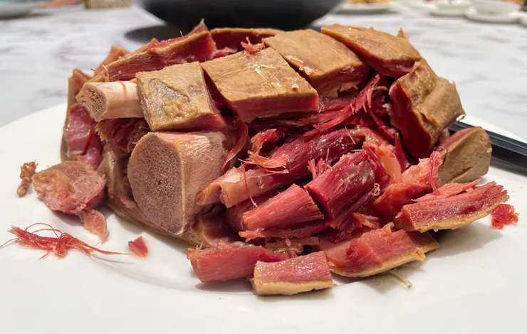 金華火腿上連著的皮,竟然是爽滑的!(作者拍攝)