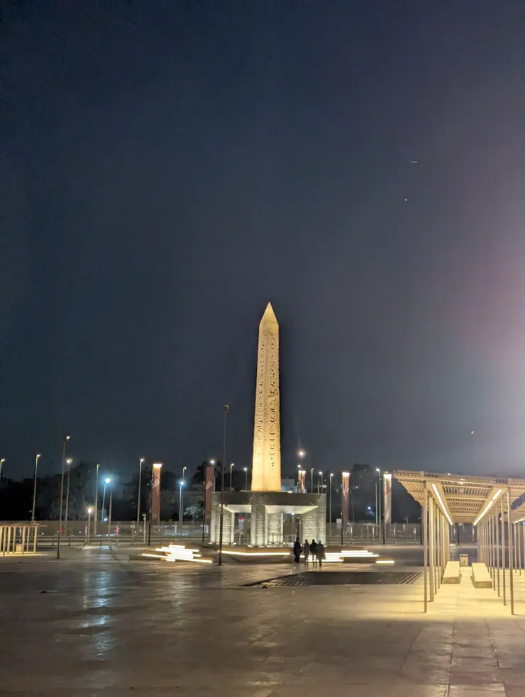 GEM廣場上的方尖碑