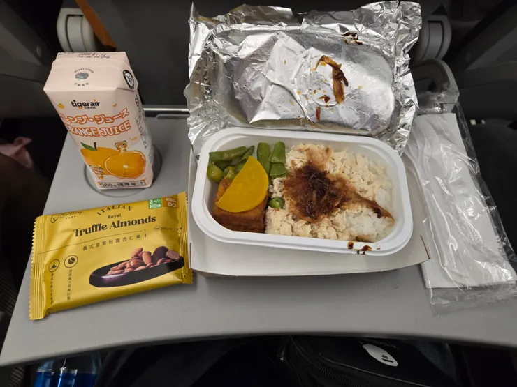 虎航飛機餐-雞肉飯+柳橙汁+松露風味杏仁