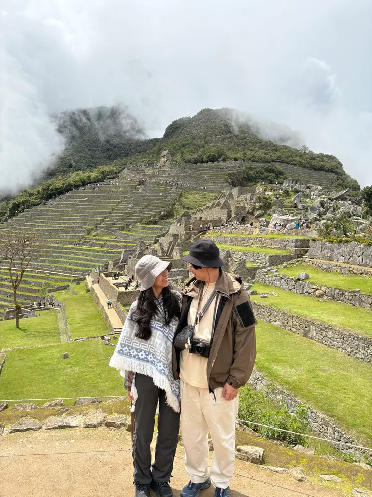謝謝身旁的遊客熱心幫忙我們拍照，她還對我說："You got a nice poncho!"
