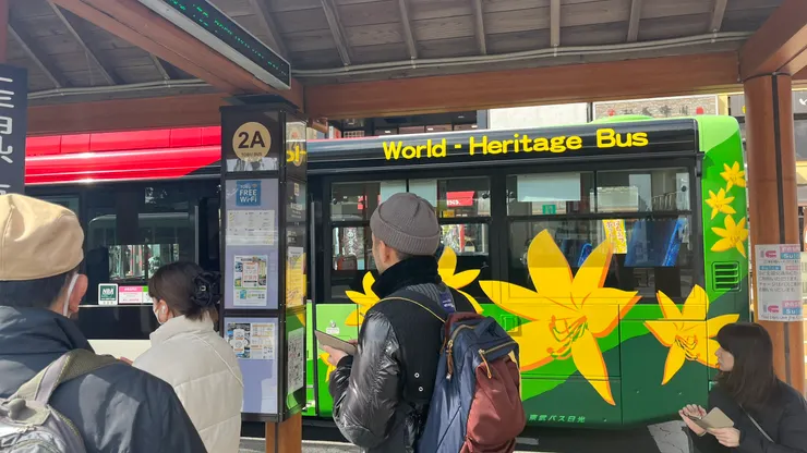 在車站前公車站的2A月台候車。