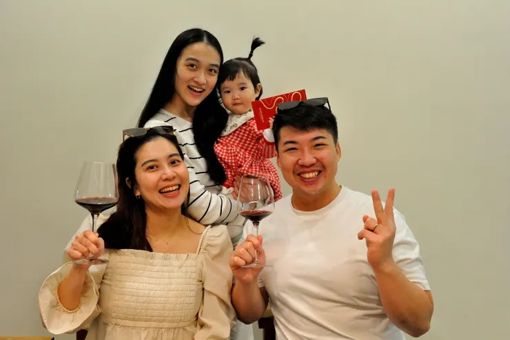 【大年初一，兒子麻吉士鋒偕新婚妻來拜年，給萬萬紅包。】