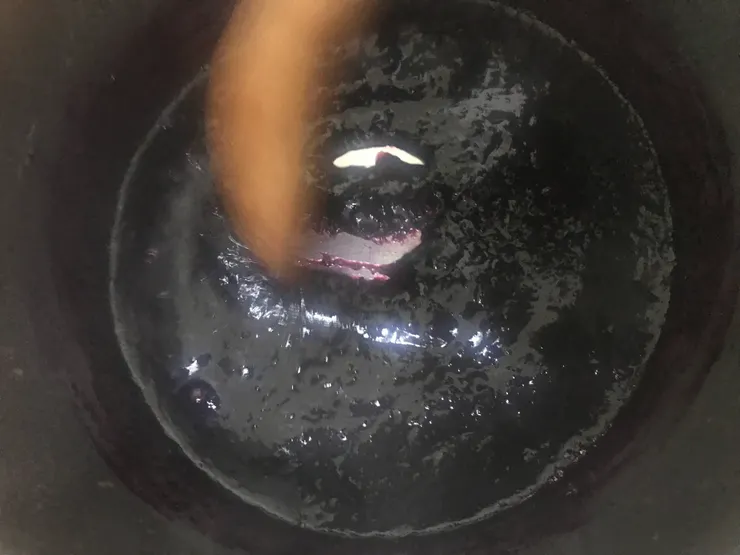 開大火煮,因為量少所以煮4分鐘停火攪拌,再開大火煮一分鐘後關火。全程都要攪拌,煮到果醬可以劃開清楚看到鍋底就差不多了。另外一個方法是將果醬滴到碗裡,看冷卻後的流動速度,是不是自己想要的稠度