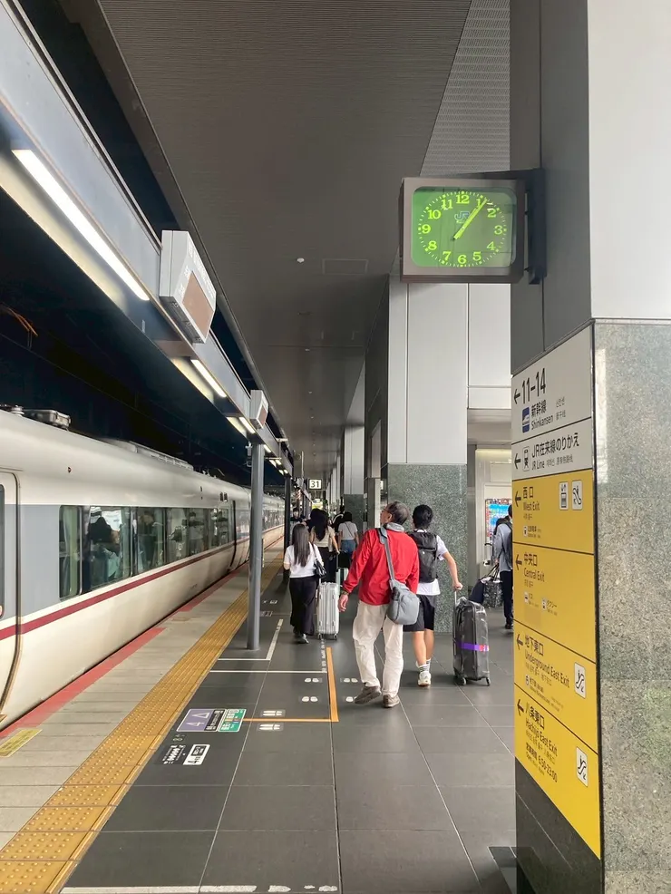 京都車站月台，綠色的時鐘復古的很可愛