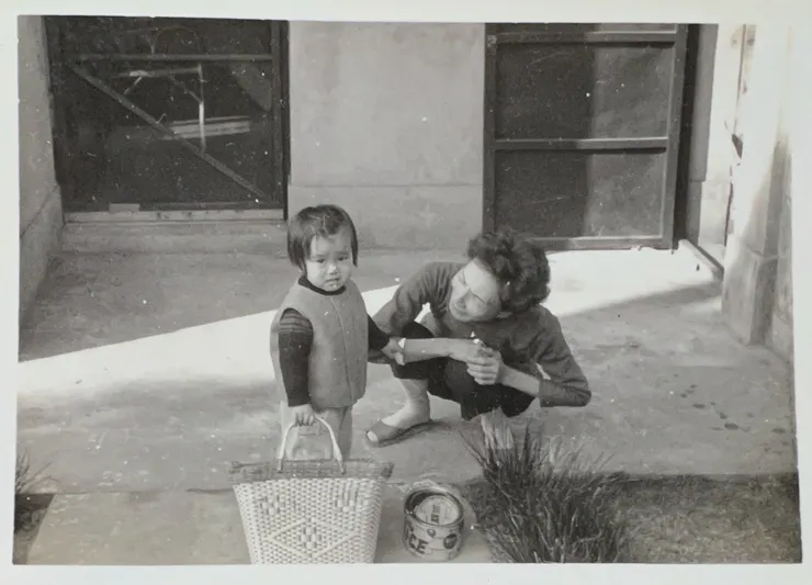 奶奶陪孫女玩。