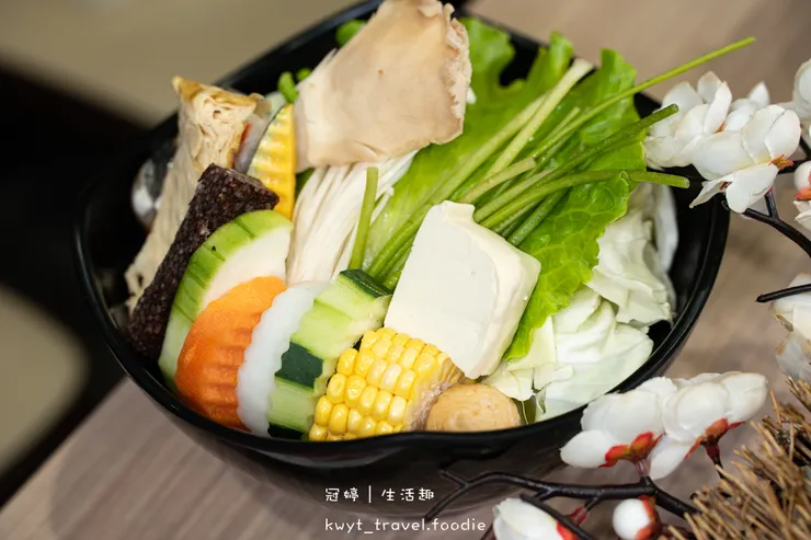 [台南親子友善餐廳]敝姓鍋台南海安店，龍蝦海陸套餐、過年限定內用年菜超澎湃，台南過年聚餐推薦，附最新菜單