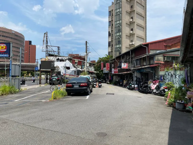 瑠公圳進入公館街，通過基隆路