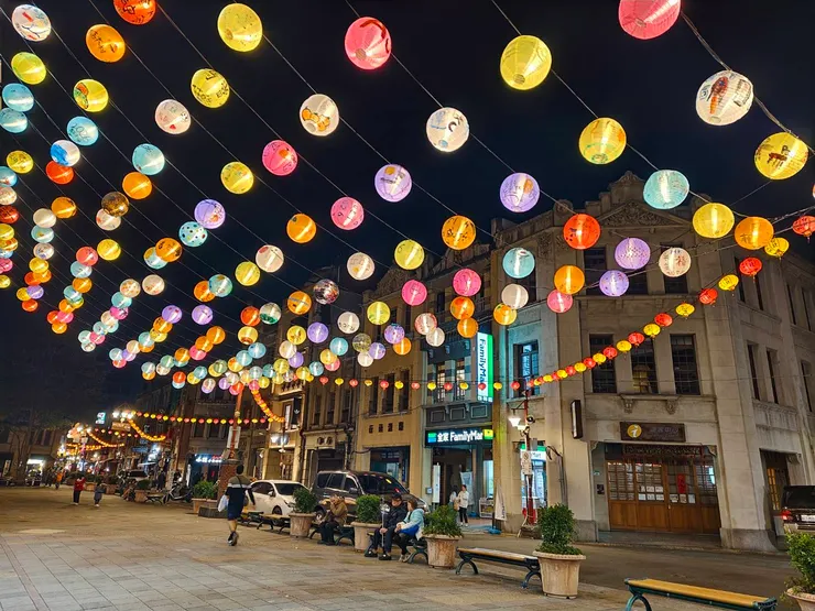 迪化街春節燈籠高高掛