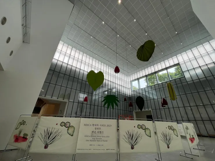 中庭用巨大植物雕塑成的空間,蠻可愛的