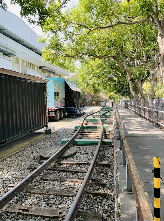 因地震被擠壓變形的鐵道