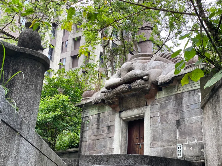 巨大的獅頭雕像