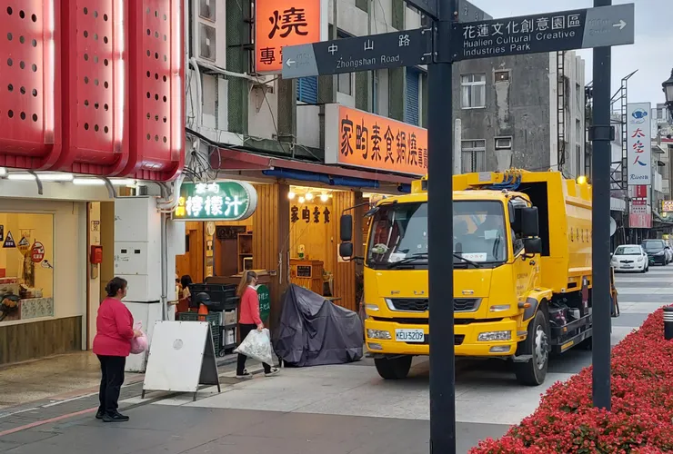 垃圾車沿路收垃圾，花蓮市日出香榭大道周邊 / 資料來源：我自己