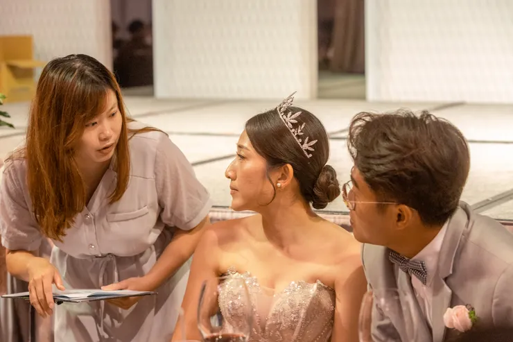 主持人反應機靈，需要隨時調整婚禮流程，與新人溝通