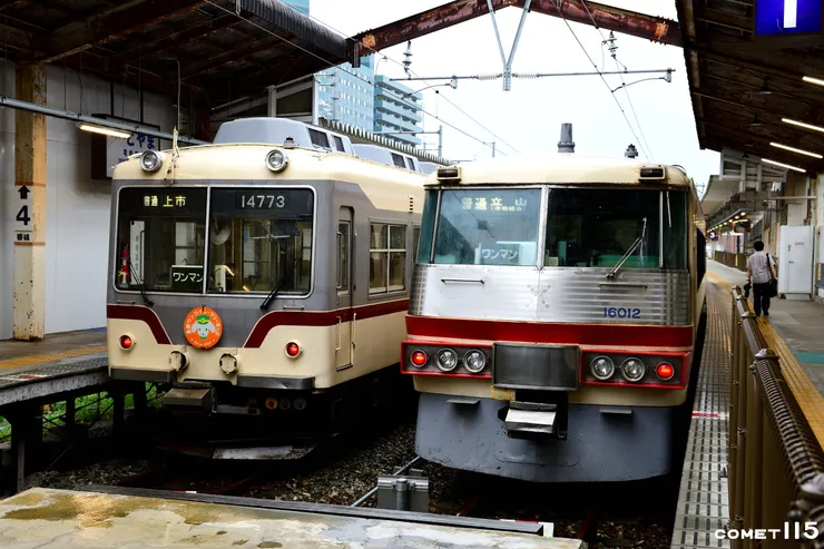 電鐵富山站內兩班車準備出發