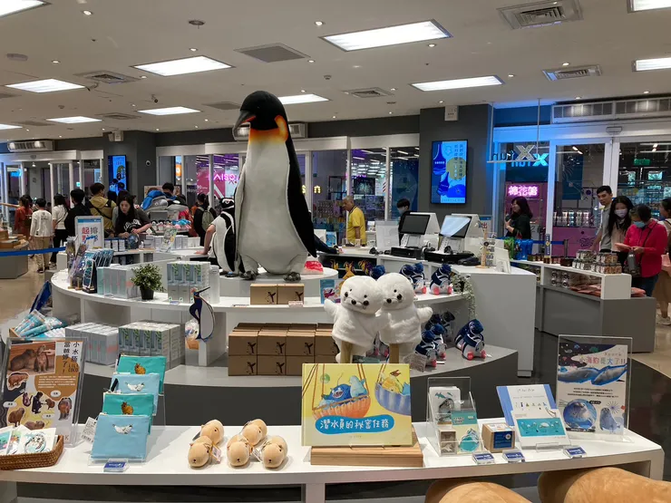在禮品販賣區有許多可愛動物商品可以選購