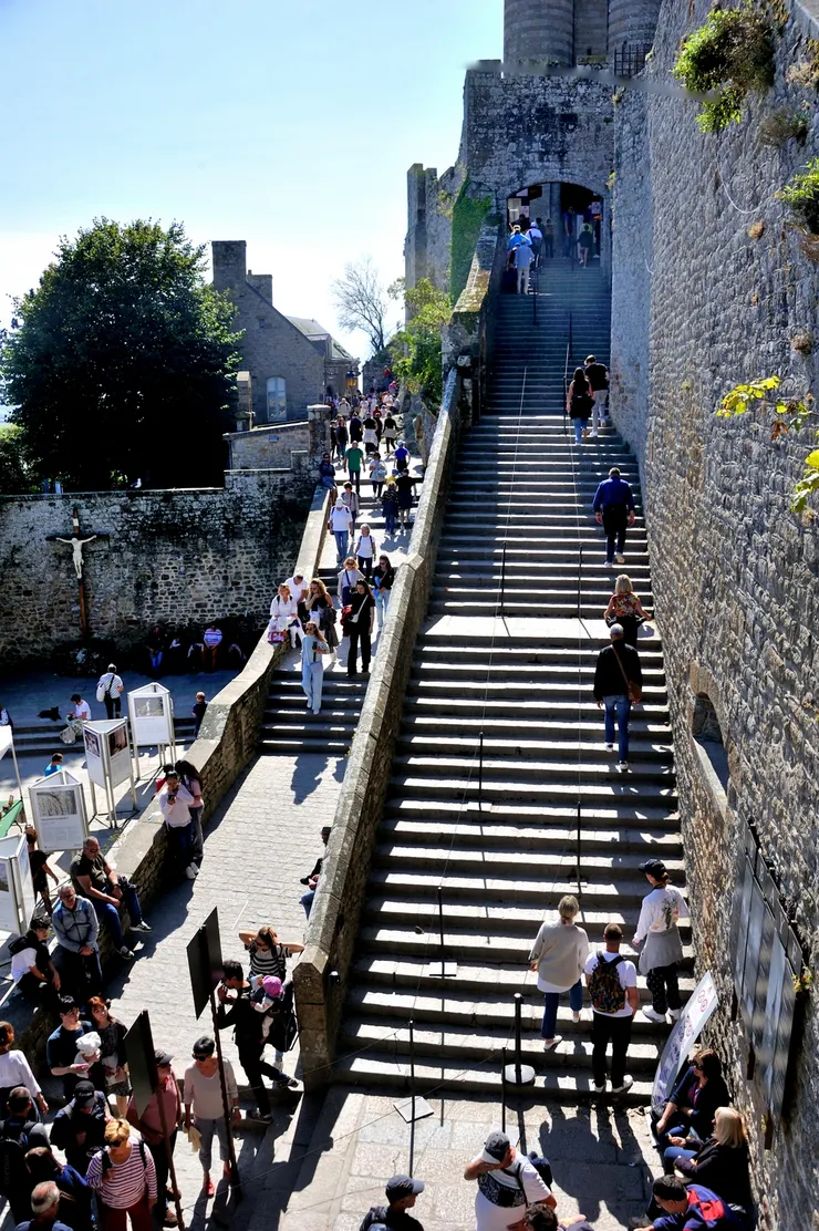 【我們參觀已近尾聲，仍有許多旅客排隊拾級而上。】