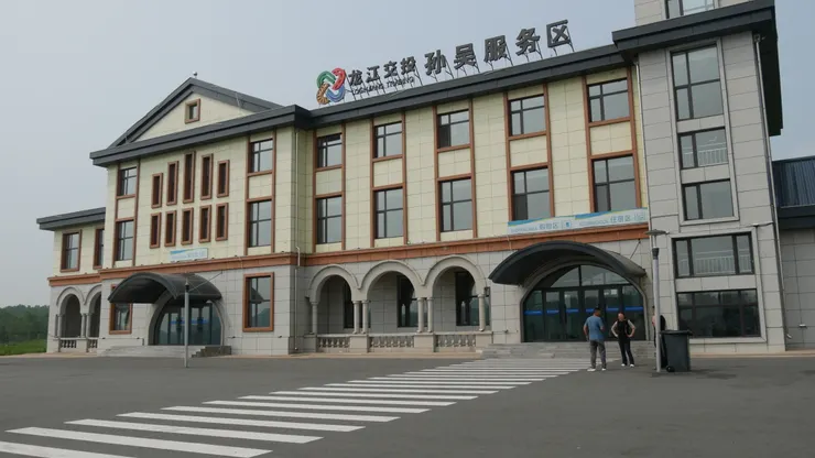 中途有許多服務站，也是驛站，可讓人稍事休息