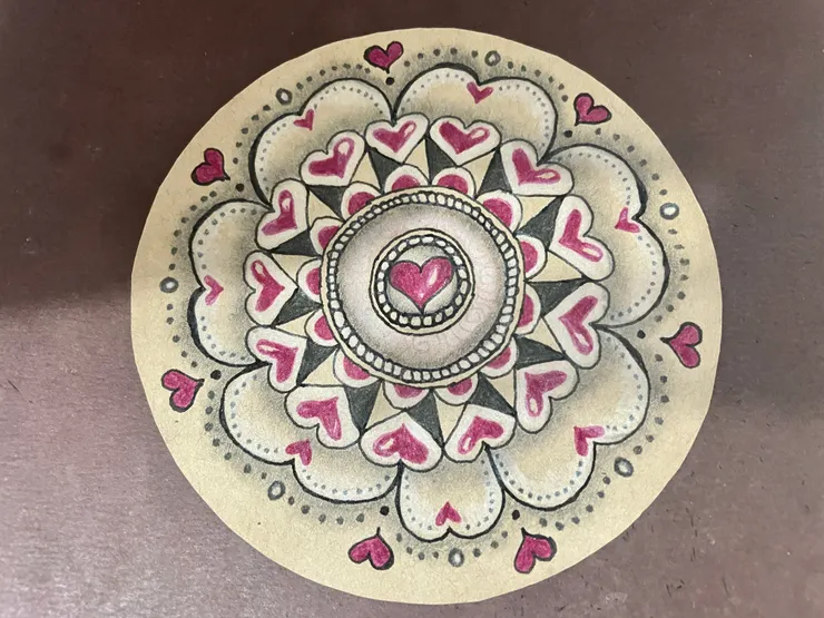 禪繞畫，好像在春天時畫得，我很愛畫愛心的圖樣。