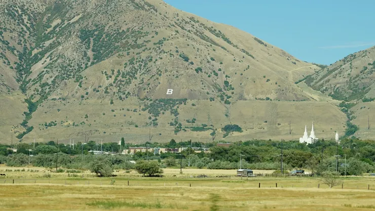 山坡上有給飛機識別的英文字，白色摩門教教堂尖頂。