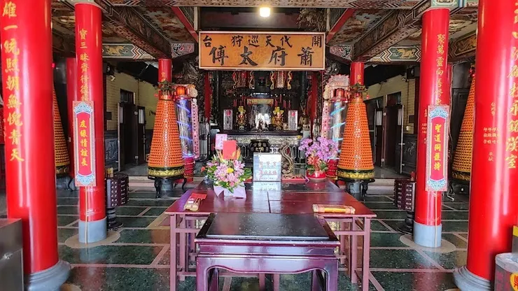 大殿內金碧輝煌龍柱（圖片截圖於網路）