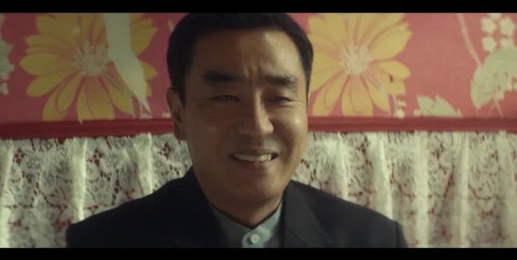 九龍浦雖笑得燦爛，但身上的制服漆黑，明示著張洙源與黃智熙兩人的苦難並未終結。（Source: Disney+）