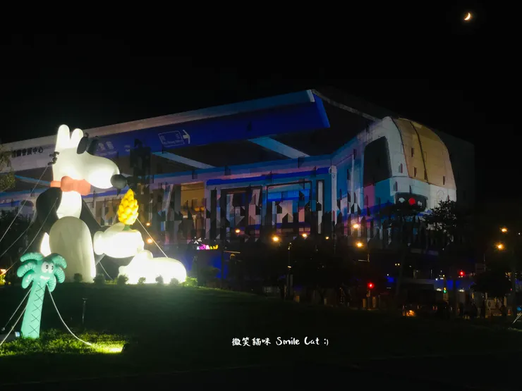 手拿魯冰花的Mello狗狗與光雕秀，形成有趣的畫面。