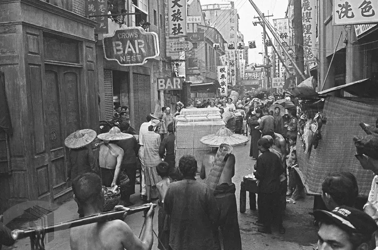 圖10 劇組人員布置街道取景 案名：音樂舞蹈 檔號：0056/0093/1 來源機關：行政院新聞局 管有機關：國家發展委員會檔案管理局