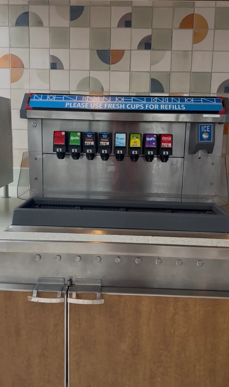 無限供應的飲料（下面的按鈕是給小朋友按得非常貼心）