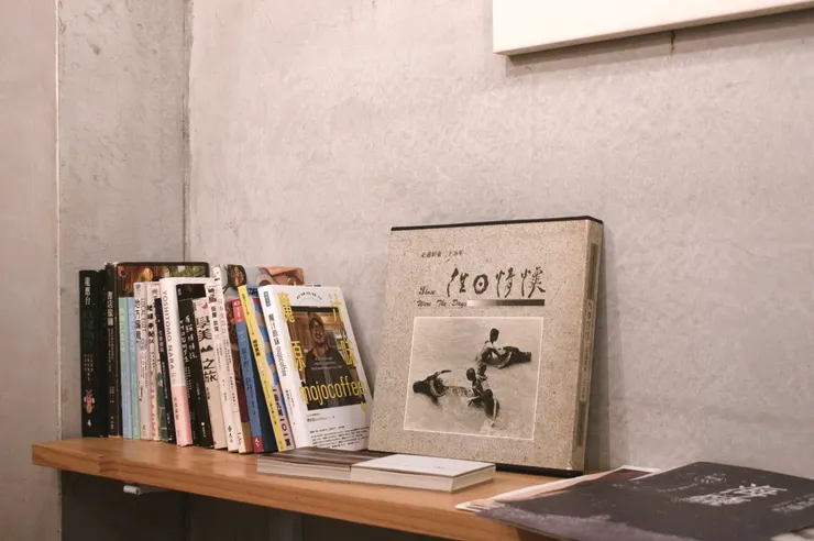 ▲啡藏潮店內擺的書多為地方創生、在地文化、美學設計的書籍。呂國維攝