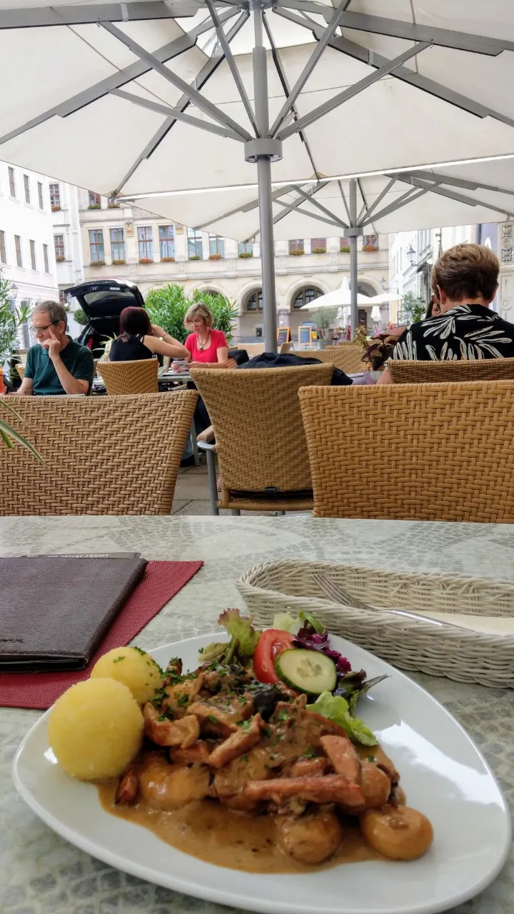 當地特色菜「西里西亞天堂」（Schlesisches Himmelreich），這道特色菜是用煙燻五花肉，加水、乾果、肉桂和檸檬皮慢燉而成。