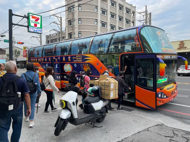 報名特富野一日遊的大家陸陸續續走向遊覽車