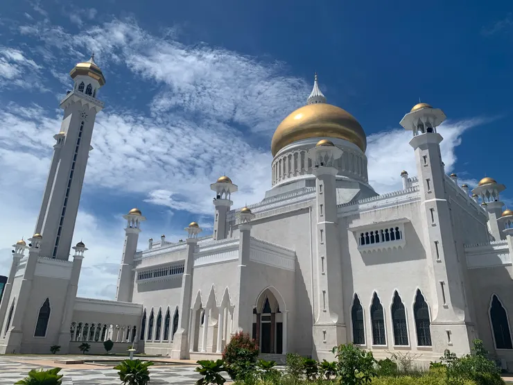 封面：Masjid Omar 'Ali Saifuddien清真寺，應該是汶萊的標誌建築了吧。