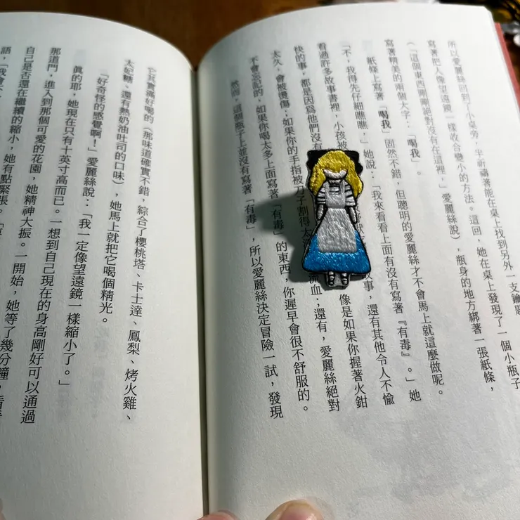 女孩有著一頭淺金色的蓬鬆頭髮，穿著一條亮藍色的裙子