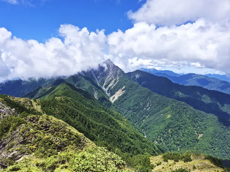 ▲稜線眺望南湖大山南峰及中央尖山