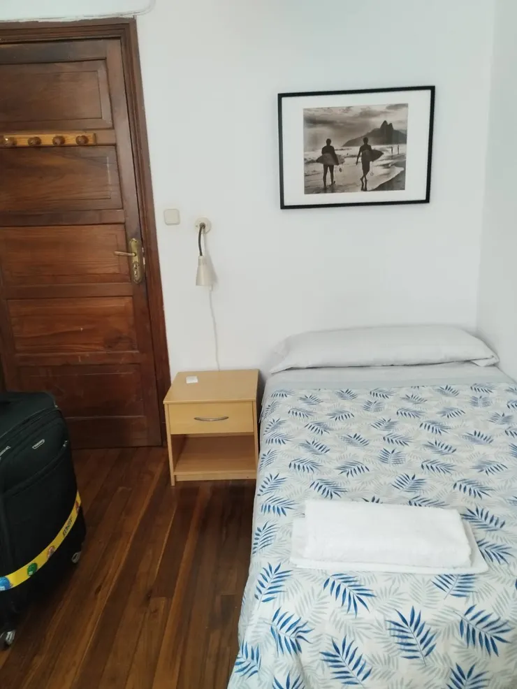 真的是單人房...