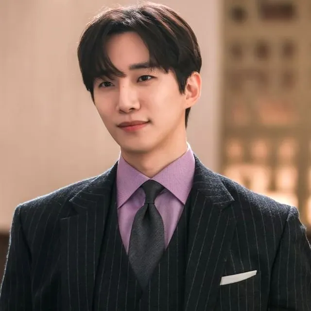 圖片來源 https://www.harpersbazaar.com/tw/fashi/personalst/g44380165/lee-jun