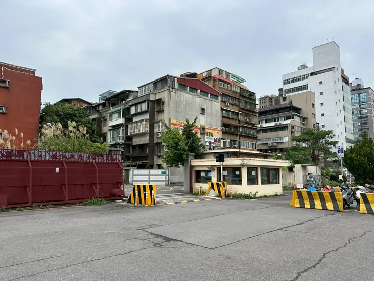 1980年代後的鐵閘門、車阻設計。（2021年。筆者友人提供）