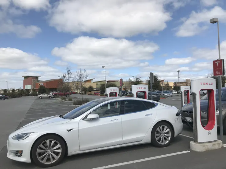 我是在2018年間曾"短暫"成為特斯拉車主...