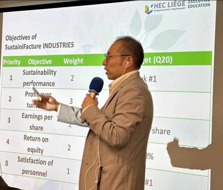 最終代表組長與CEO做總結報告的疲憊樣