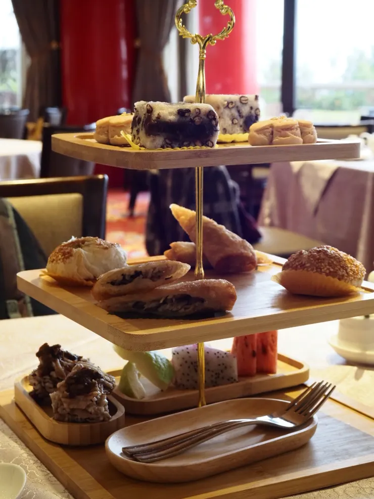 第一層：桃花酥、夫人鬆糕；第二層：香酥春捲、蔥燒酥餅；第三層：芋頭籤糕、水果