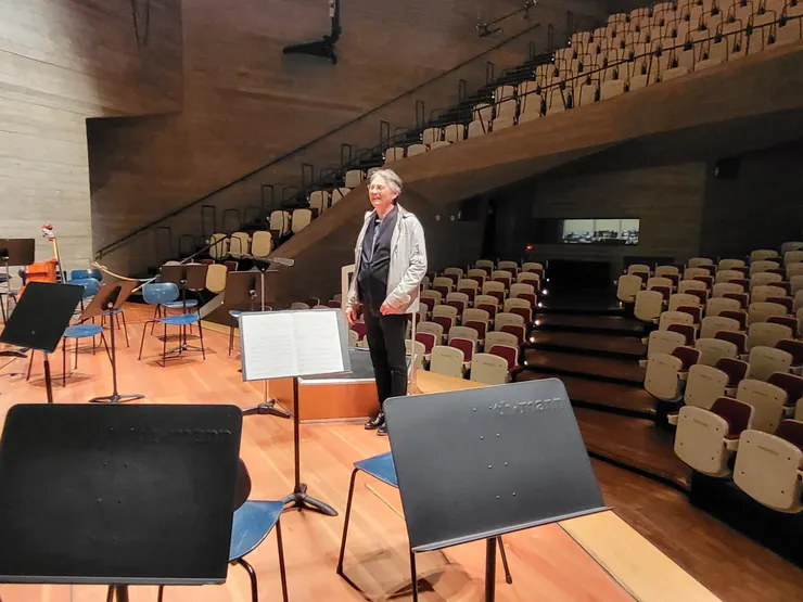 在德國裡的第一場音樂會結束後，國家交響樂團音樂總監準・馬寇爾回到他的母校漢諾威音樂學院，這是他指揮首登場的音樂廳。