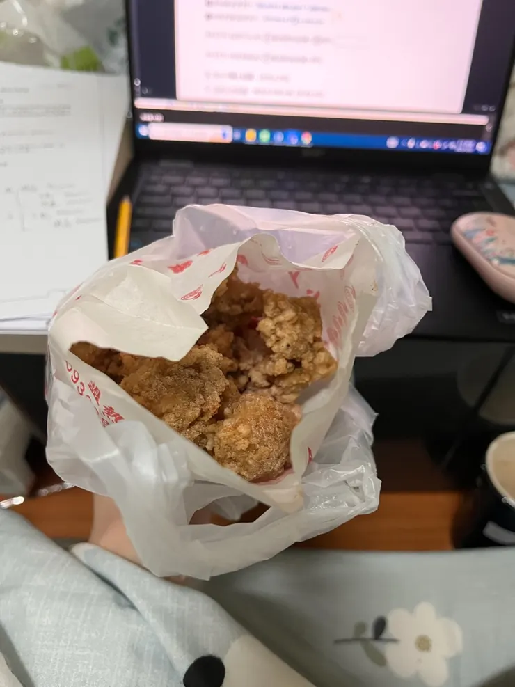 小上海香酥雞大份，窩在寒冷被窩中少數比較適合吃的東西。