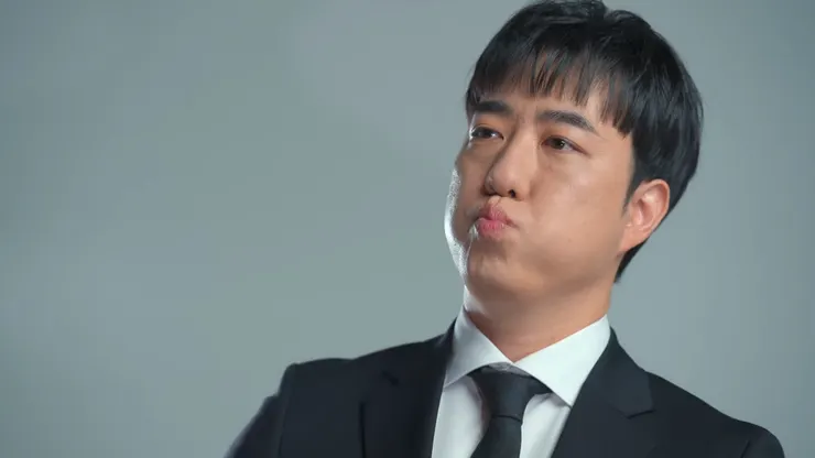 嚴肅分析的智囊領袖型人物。不過,這表情有點可愛?(Source : Netflix)