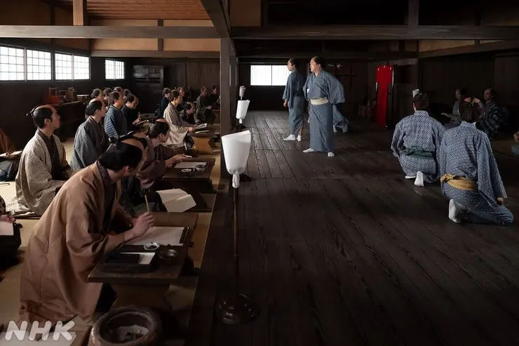 全部人一齊畫畫混淆視聽