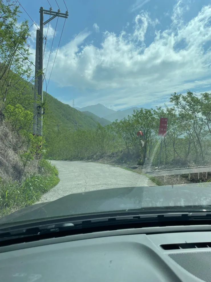 後面連水泥路都沒有了！