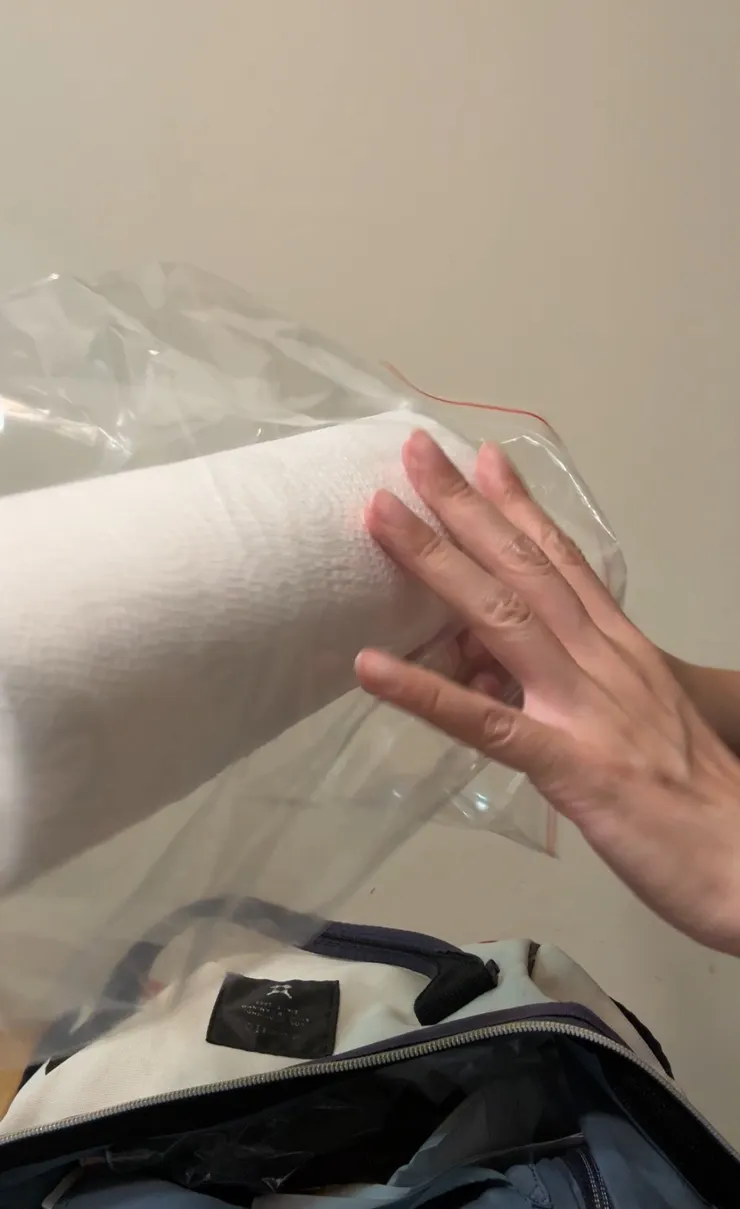 捲筒廚房紙巾沒有外包裝，必須裝進夾鏈袋