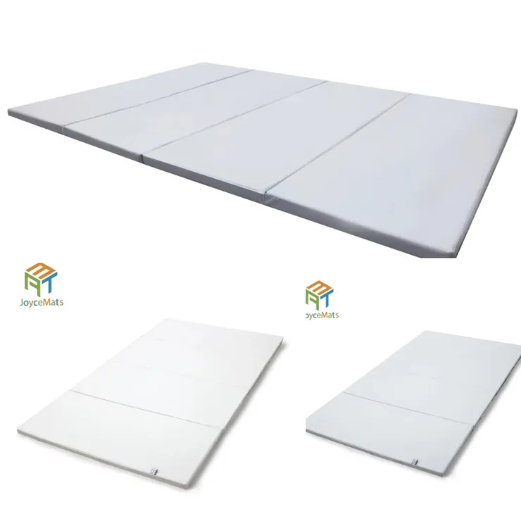 SORIANA 抗菌四折墊在公寓客廳的鋪設情境圖。強調 4cm 厚度帶來的降噪優點。