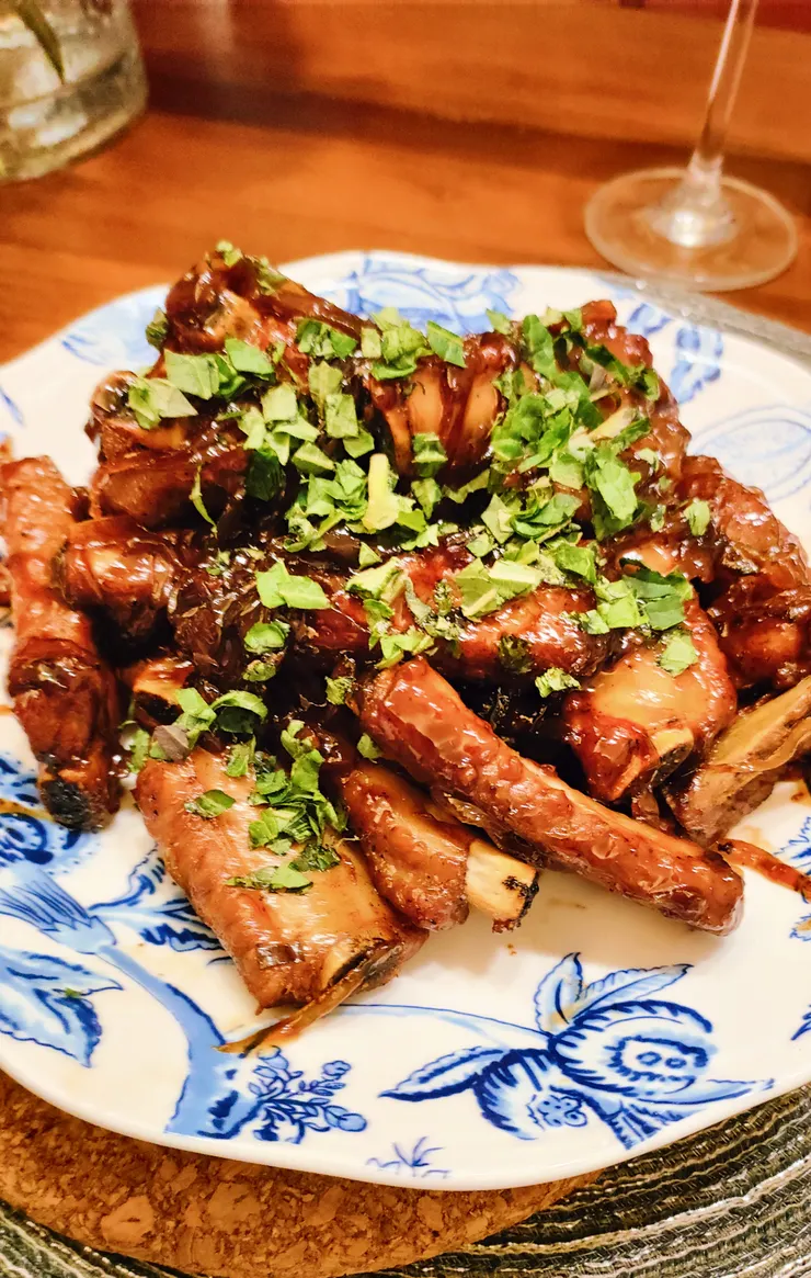 最近因為太太很愛吃紫蘇葉，因此起鍋後就在上面灑了一把紫蘇葉．