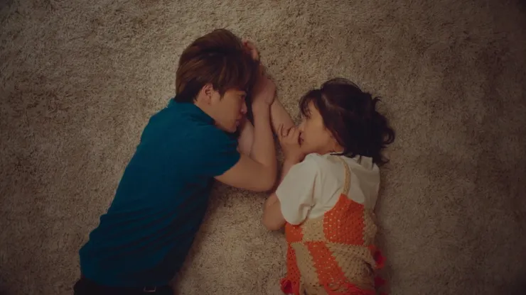 同住一個屋簷下，不只是身體上的距離，兩人的心，也在慢慢靠近