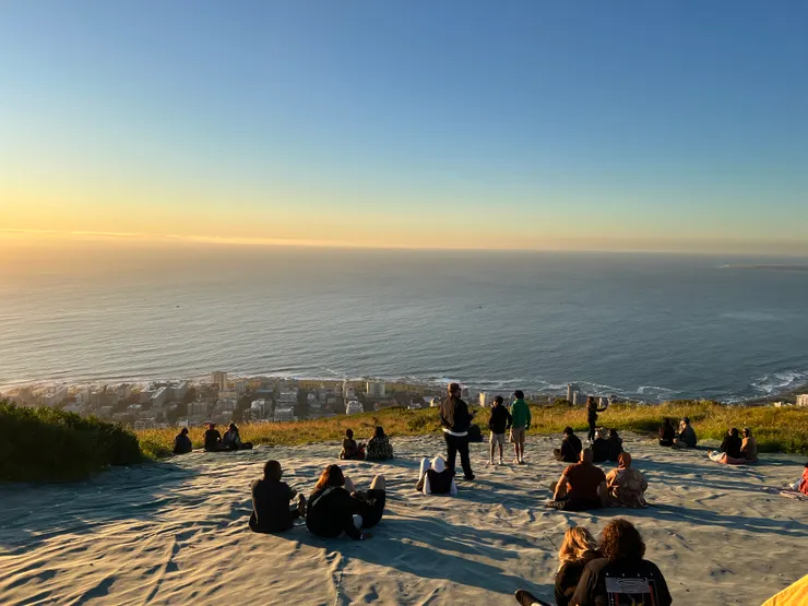 大家都坐在斜坡上看夕陽